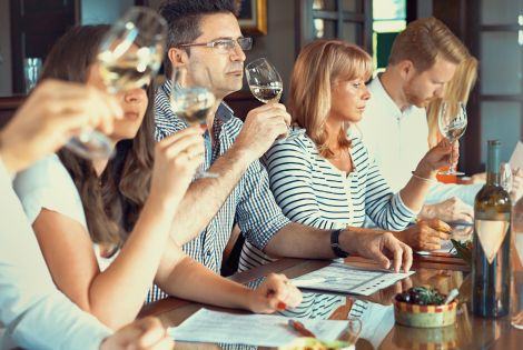 Gurmanska tura z raziskovanjem lokalnih okusov in vrhunskih vin